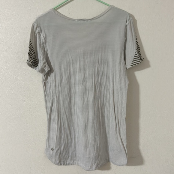 Lululemon Women’s Tee, Size 12/Large - Picture 2 of 6